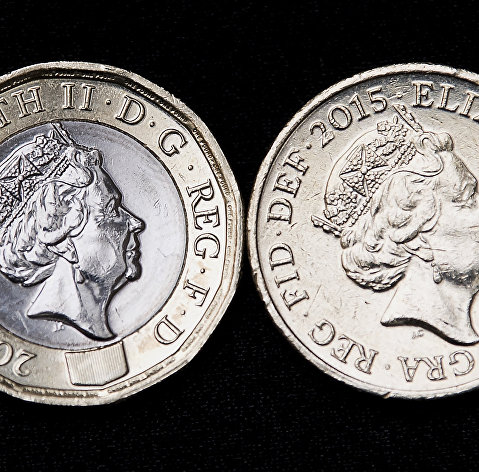 " Новая (слева) и старая монеты номиналом в 1 фунт стерлингов