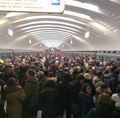 Толпы пассажиров скопились на "оранжевой" ветке из-за проблем в метро