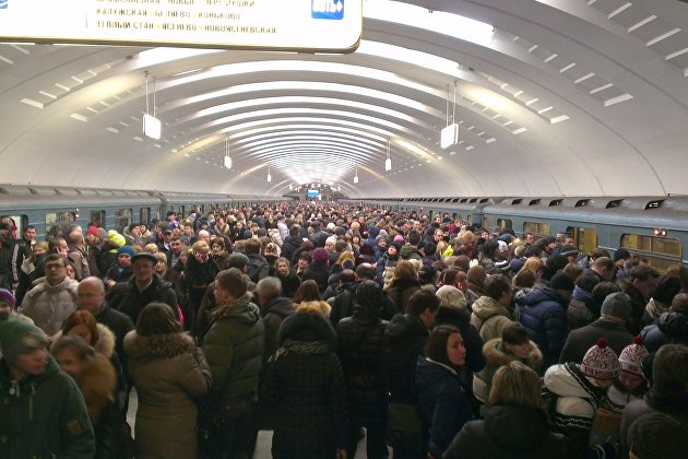 Толпы пассажиров скопились на "оранжевой" ветке из-за проблем в метро