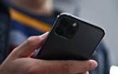 Cмартфон компании Apple в руках покупателя