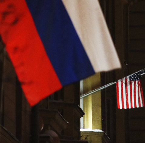 Флаги России и США на здании посольства США