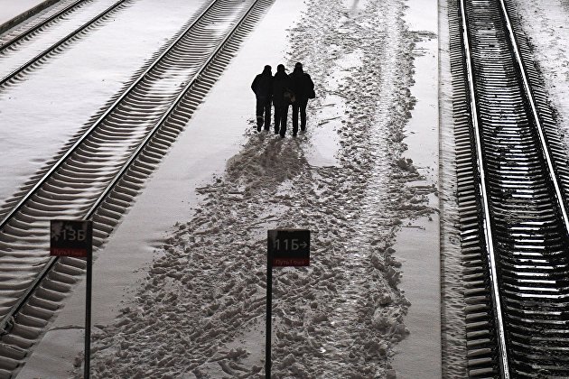 Пассажиры на перроне железнодорожного вокзала