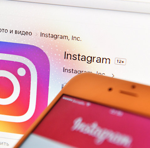 " Иконка социальной сети Instagram на экране ноутбука