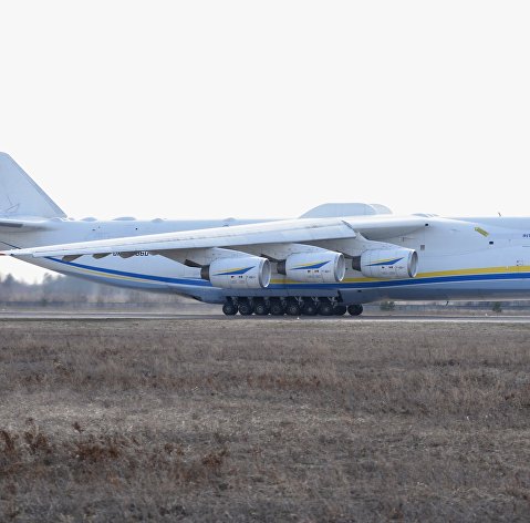 Грузовой самолет Ан-225-Мрия на летном поле аэродрома в поселке Гостомель под Киевом.