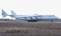 Грузовой самолет Ан-225-Мрия на летном поле аэродрома в поселке Гостомель под Киевом.