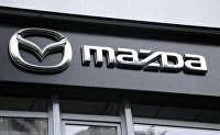 Логотип компании Mazda на фасаде автосалона в Москве