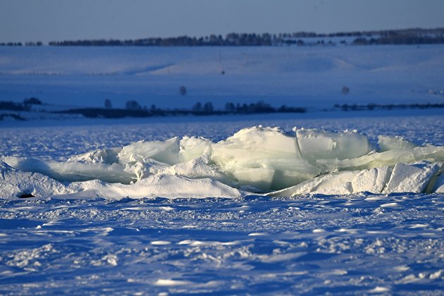 Ледяные торосы вдоль трещины на поверхности реки