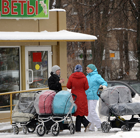 Женщины с детскими колясками