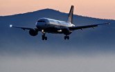 Самолет авиакомпании "Аврора" Airbus A319 во время посадки в международном аэропорту Владивосток