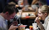 Посетители ресторана McDonalds на Пушкинской площади в Москве