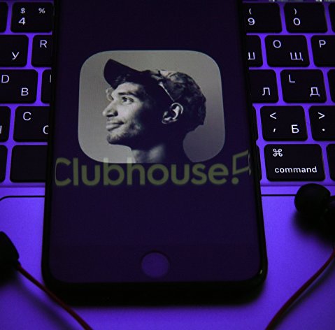 Приложение Clubhouse на экране смартфона