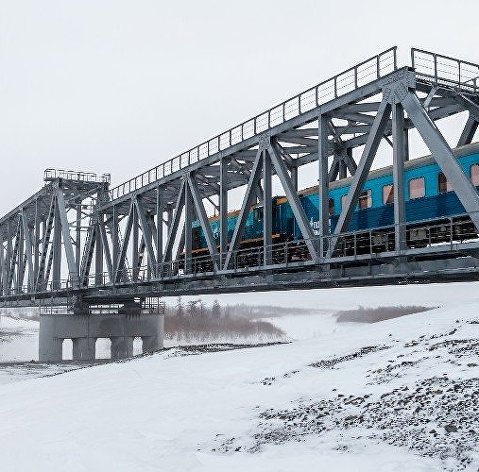 Пассажирский состав на железнодорожном мосту