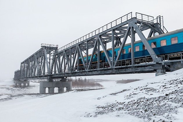 Пассажирский состав на железнодорожном мосту