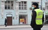 Сотрудник дорожно-патрульной службы на Тверской улице в Москве