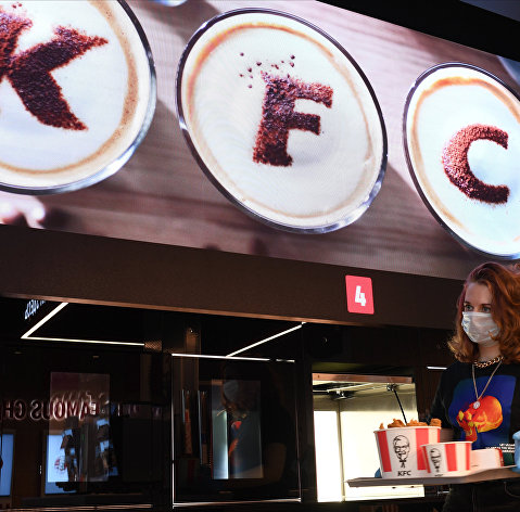 Посетитель в ресторане быстрого питания KFC