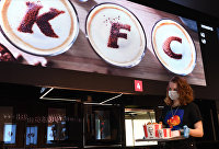 Посетитель в ресторане быстрого питания KFC