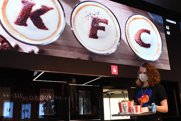 Посетитель в ресторане быстрого питания KFC