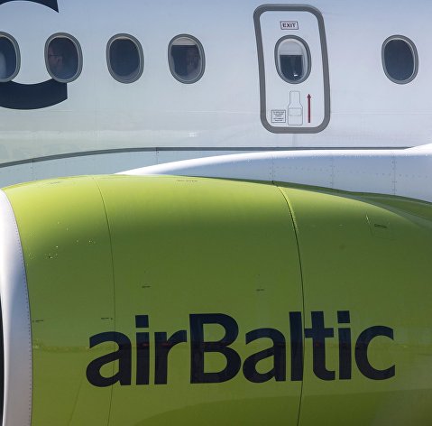 Логотип латвийской авиакомпании airBaltic на турбине самолета Bombardier CS300.