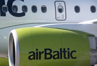 Логотип латвийской авиакомпании airBaltic на турбине самолета Bombardier CS300.