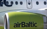Логотип латвийской авиакомпании airBaltic на турбине самолета Bombardier CS300.