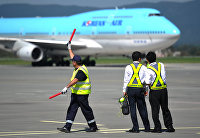 Самолет национальной авиакомпании Южной Кореи Korean Air в аэропорту Владивостока.