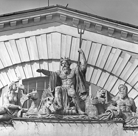 Фрагмент фасада здания бывшей Санкт-Петербургской фондовой биржи