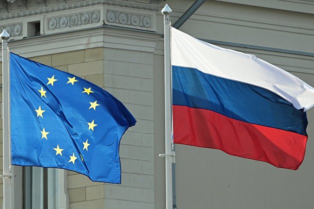 Флаги России и Евросоюза у президентского дворца в Хельсинки