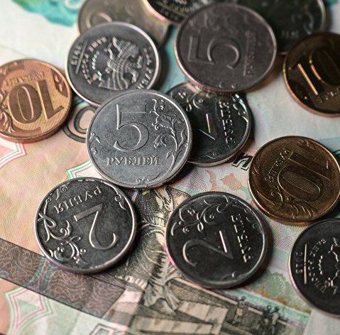 Монеты номиналом 1, 2, 5 и 10 рублей.