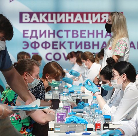 Посетители и медицинские работники в центре вакцинации от COVID-19 в Гостином дворе в Москве