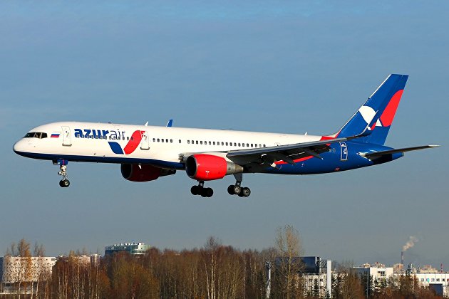 Самолет авиакомпании Azur Air совершает посадку в аэропорту Пулково.