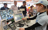 Продавец принимает оплату за топливо в магазине на автозаправочной станции сети "Газпромнефть", расположенной на Симферопольском шоссе.