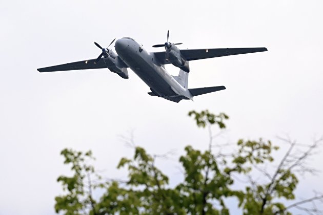 Военно-транспортный самолет Ан-26 на воздушном параде в Ростове-на-Дону