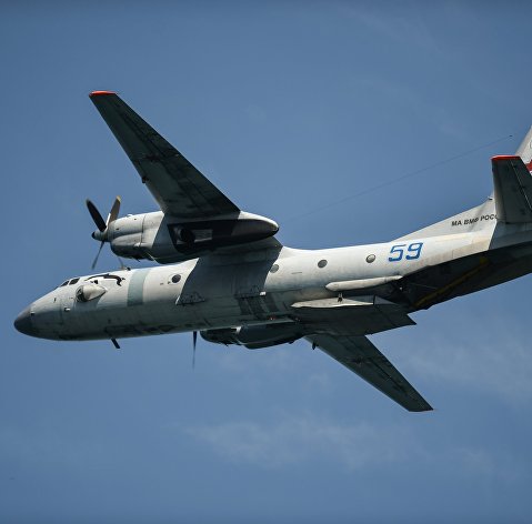 Военно-транспортный самолёт Ан-26 ВМФ России на генеральной репетиции парада в честь Дня Военно-морского флота в Севастополе