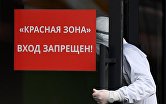 Медицинский сотрудник заходит в "красную зону" Республиканской клинической инфекционной больницы в Казани