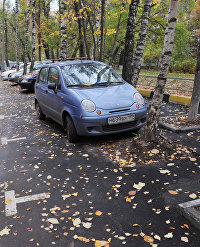 Автомобиль во дворе