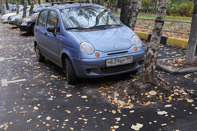 Автомобиль во дворе