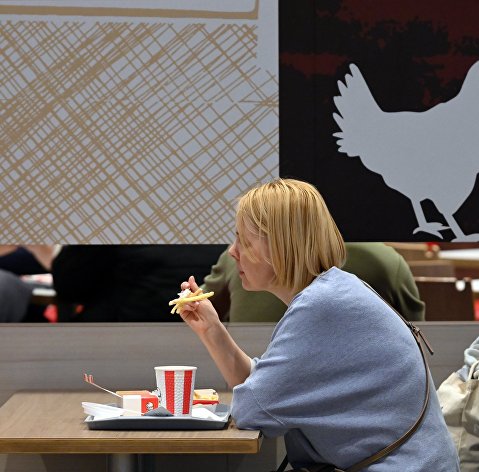 Посетительница в ресторане быстрого питания KFC