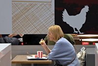 Посетительница в ресторане быстрого питания KFC в ТЦ