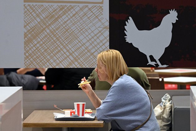 Посетительница в ресторане быстрого питания KFC