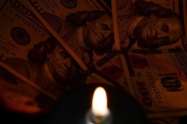 Доллары США и свеча