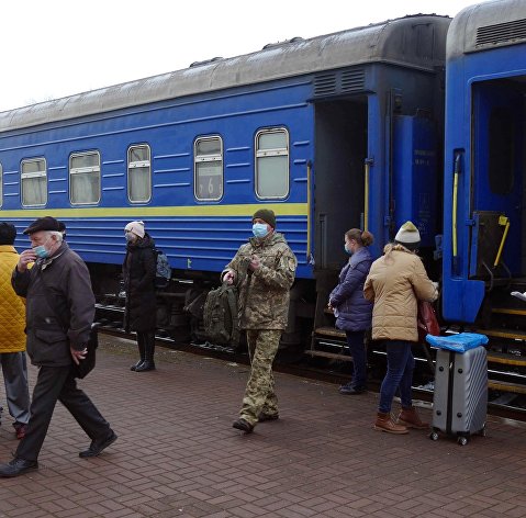 Пассажиры на перроне железнодорожного вокзала