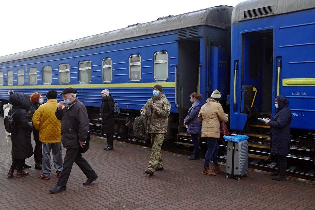 Пассажиры на перроне железнодорожного вокзала