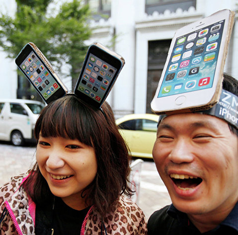 Поклонники Apple в Токио ждут своей очереди, чтобы приобрести новые iPhone