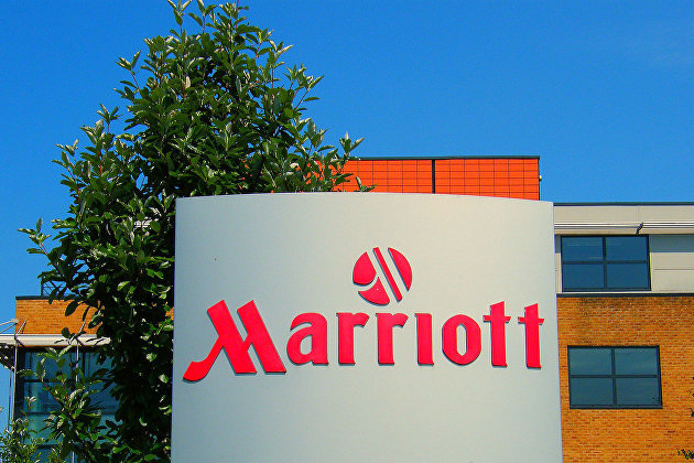 Вывеска отеля Marriott London-Heathrow International Airport