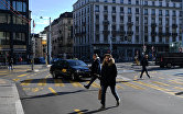 Прохожие на одной из улиц в Женеве