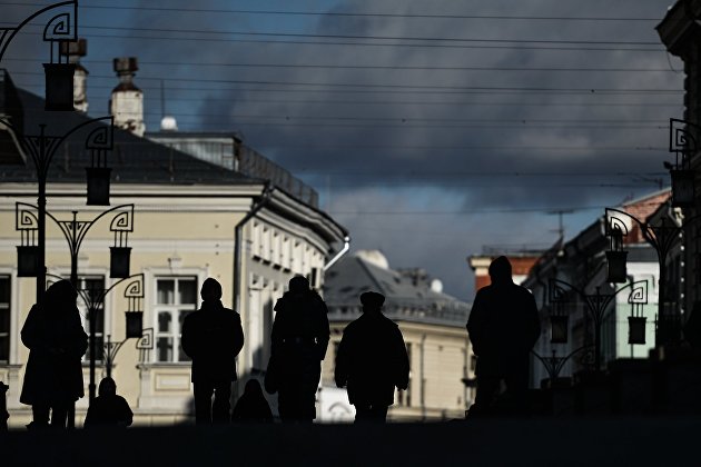 Прохожие в Камергерском переулке в Москве