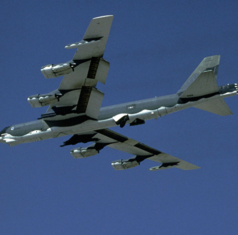 *Американский стратегический бомбардировщик B-52