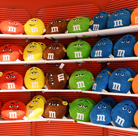 Сувенирная продукция в фирменном магазине конфет M&M's в Нью-Йорке