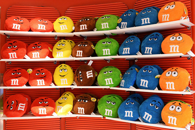 Сувенирная продукция в фирменном магазине конфет M&M's в Нью-Йорке