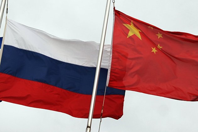 Государственные флаги России и Китая